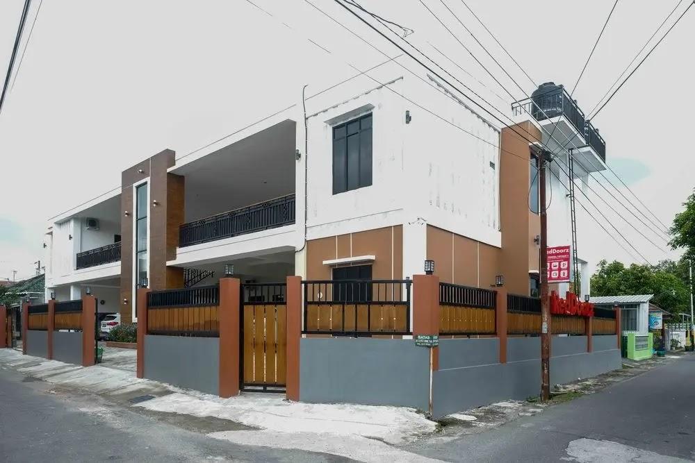 Cover Image for RedDoorz near Terminal Tirtonadi