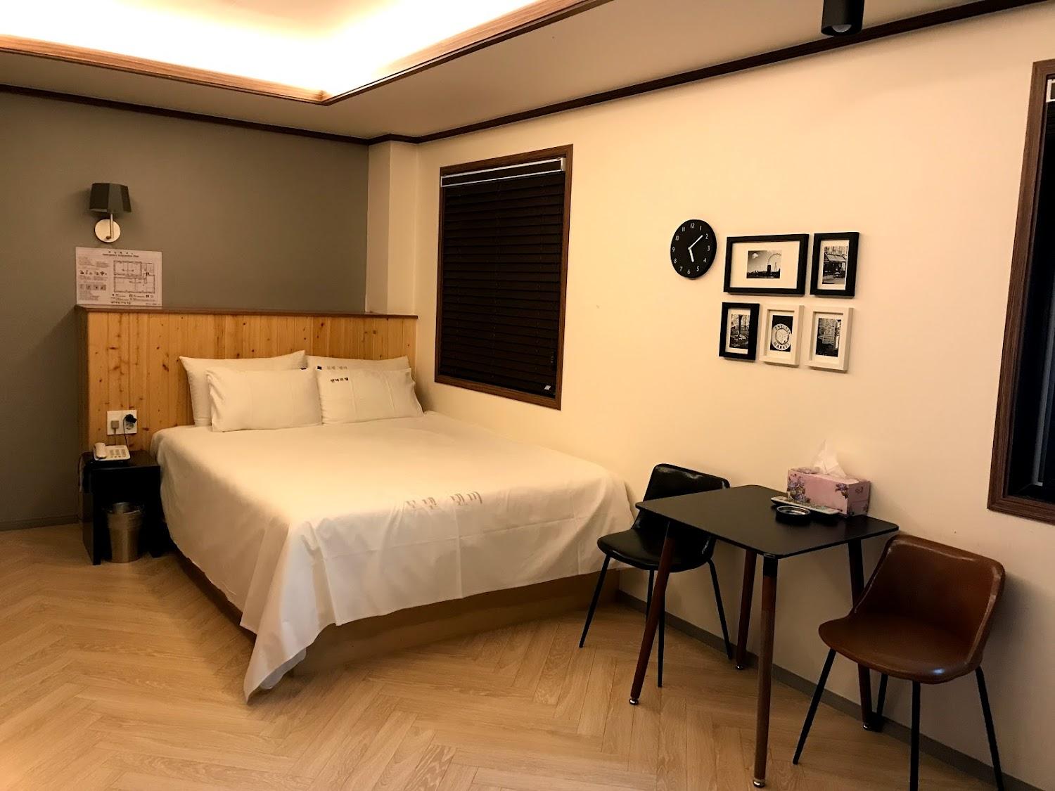 Cover Image for 모텔덴버
