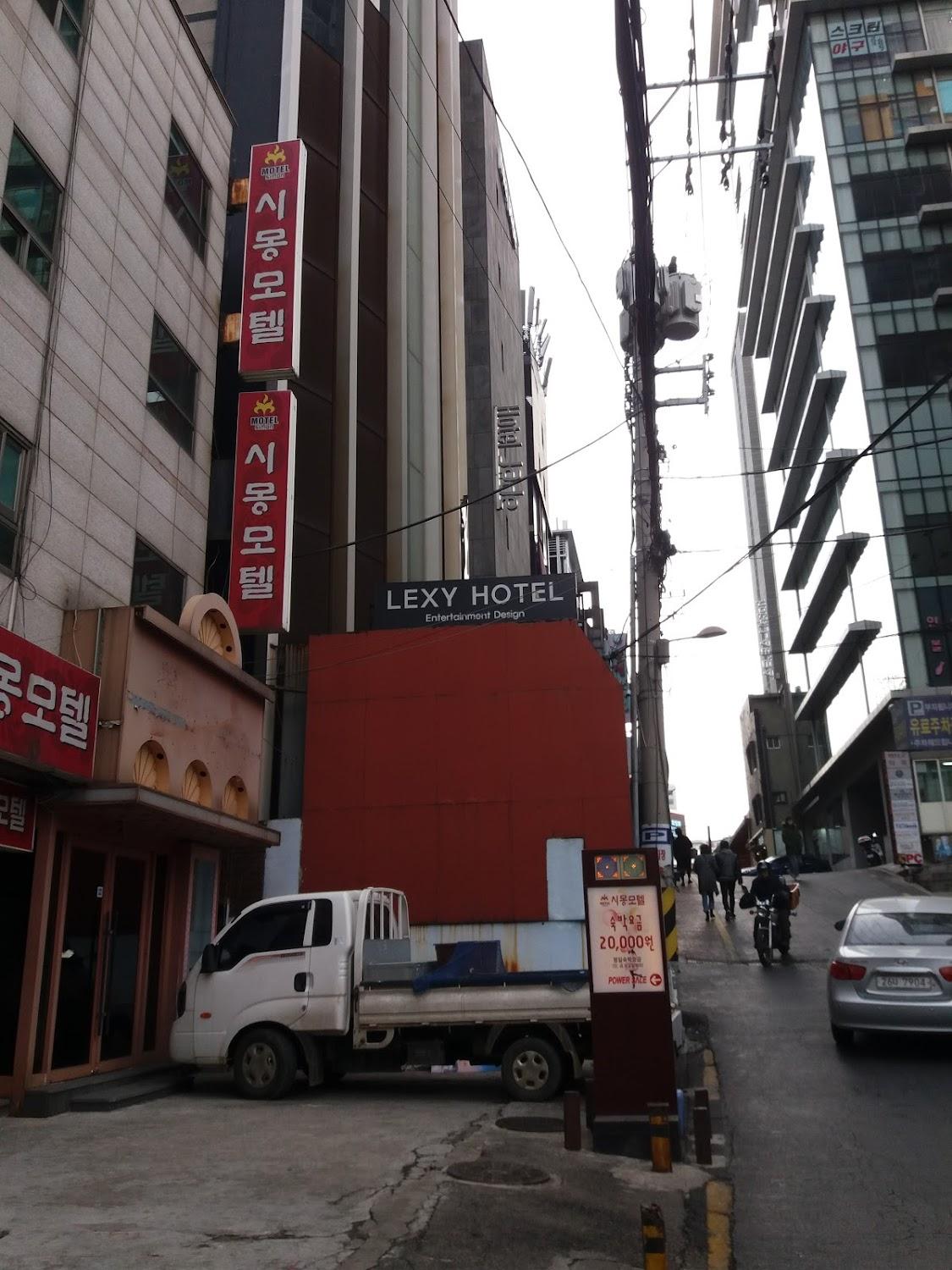 Cover Image for Lexy Hotel