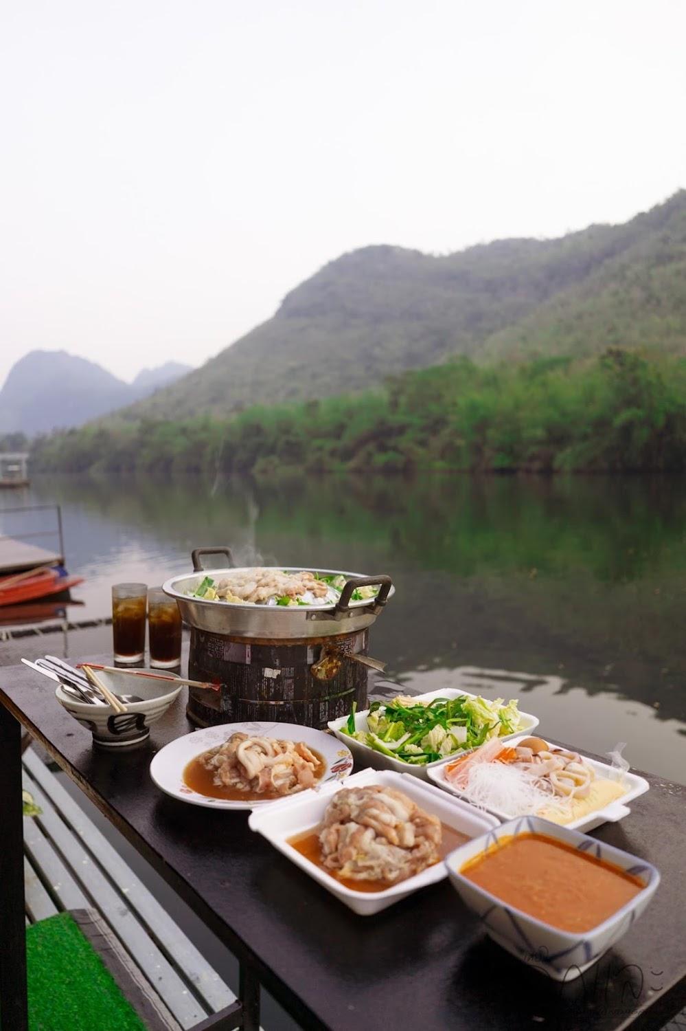 Cover Image for แพชายน้ำรีสอร์ทกาญจนบุรี