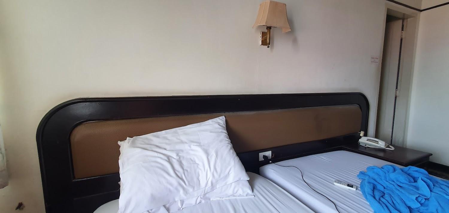 Cover Image for Queen Hotel