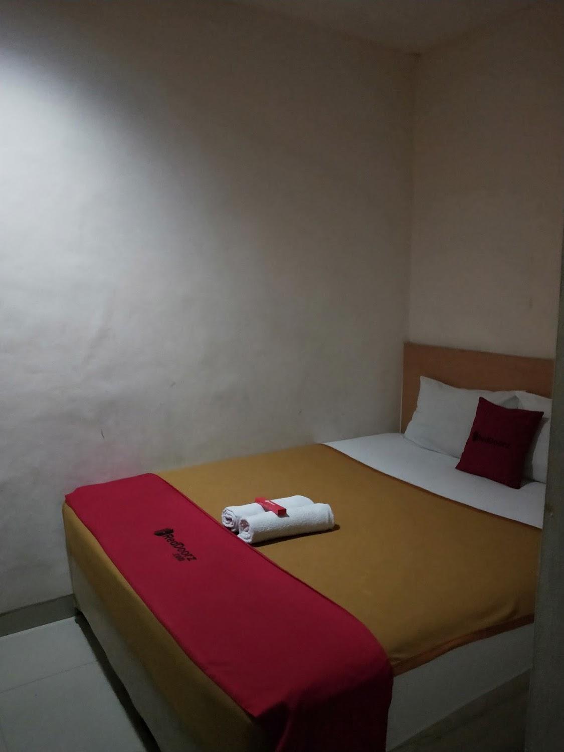 Cover Image for RedDoorz Plus near Galaxy Bekasi