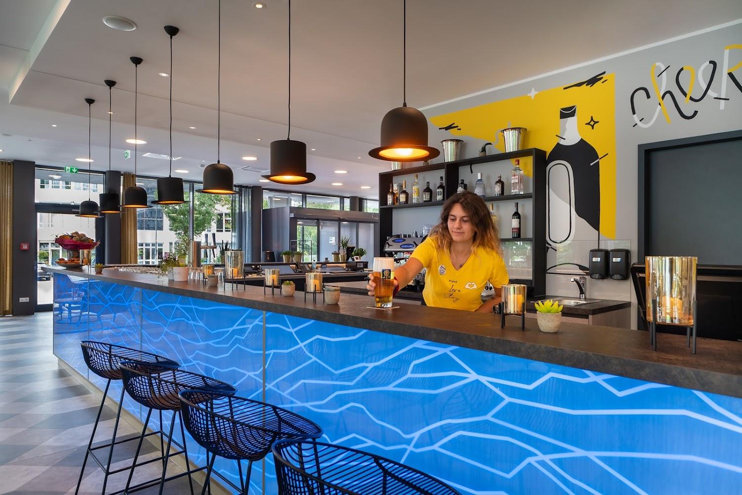 Cover Image for Holiday Inn - the niu, Fury Aschheim Messe
