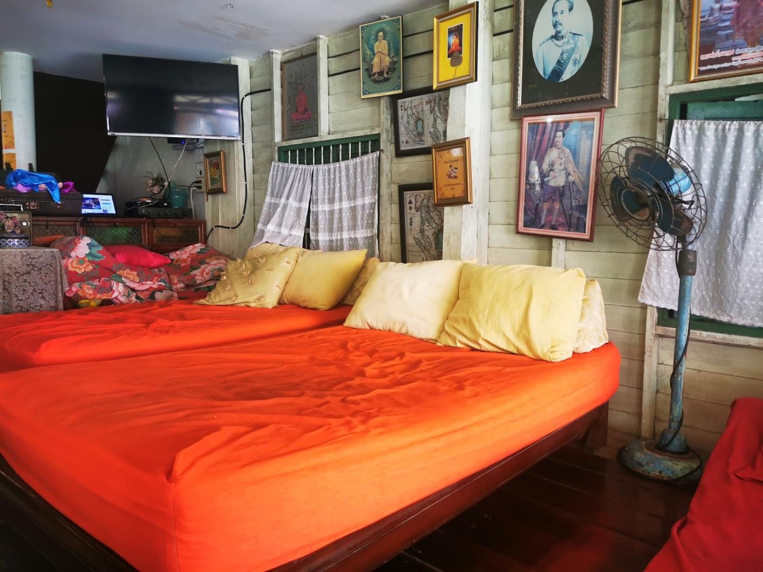 Cover Image for Baanrak Amphawa