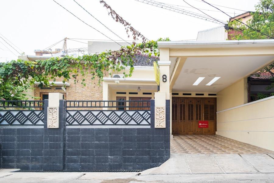 Cover Image for RedDoorz near Grand Kota Bintang