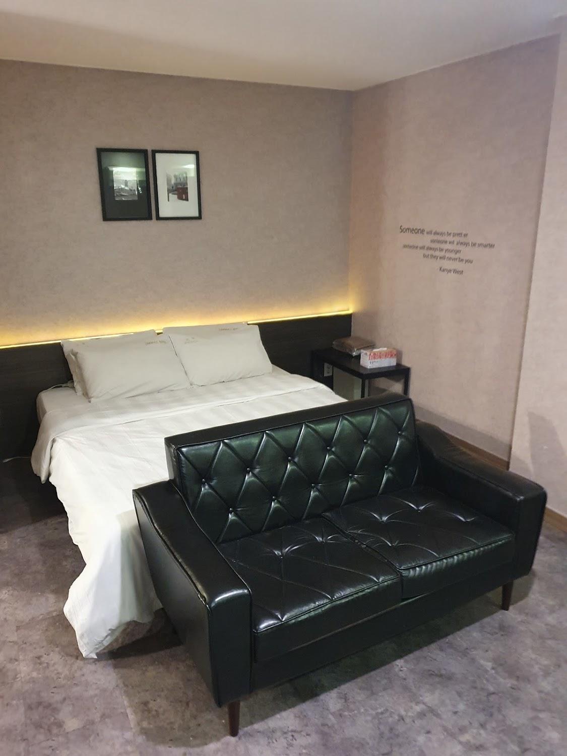 Cover Image for Paradise Hotel