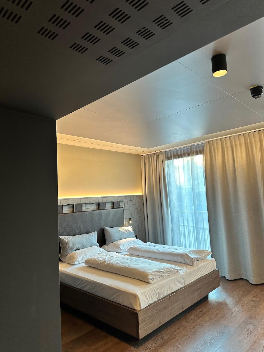 Cover Image for FreshSuites & Bar