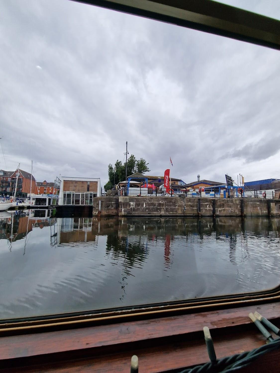 Cover Image for 007 HOUSE BOAT