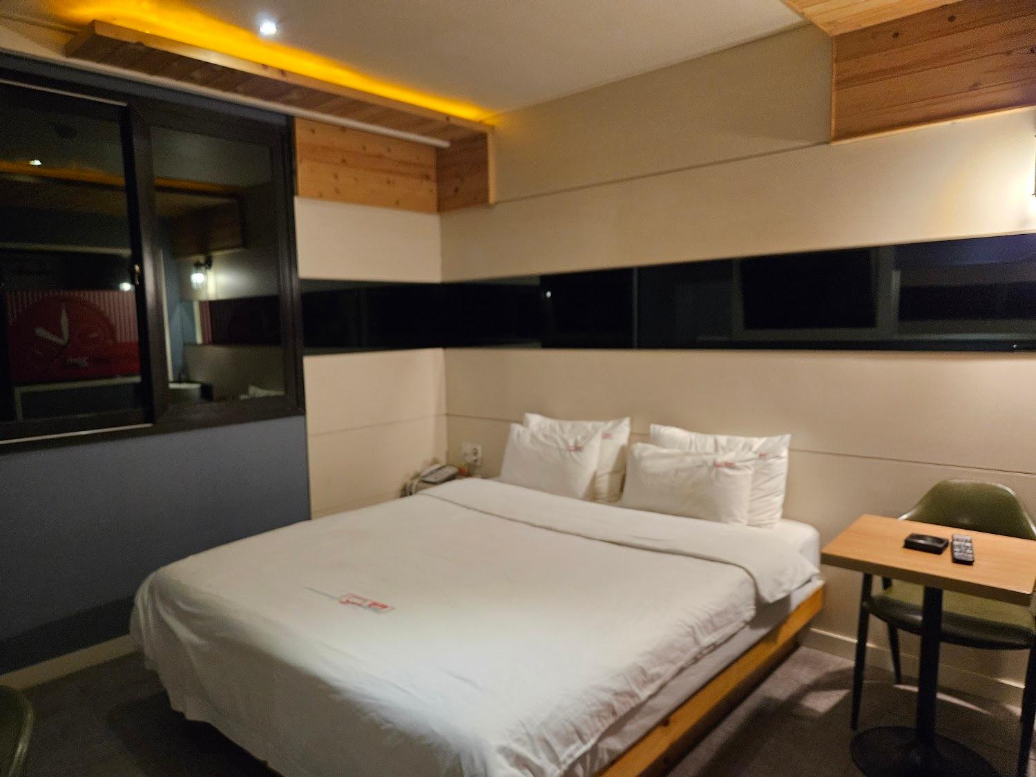 Cover Image for 2PM HOTEL