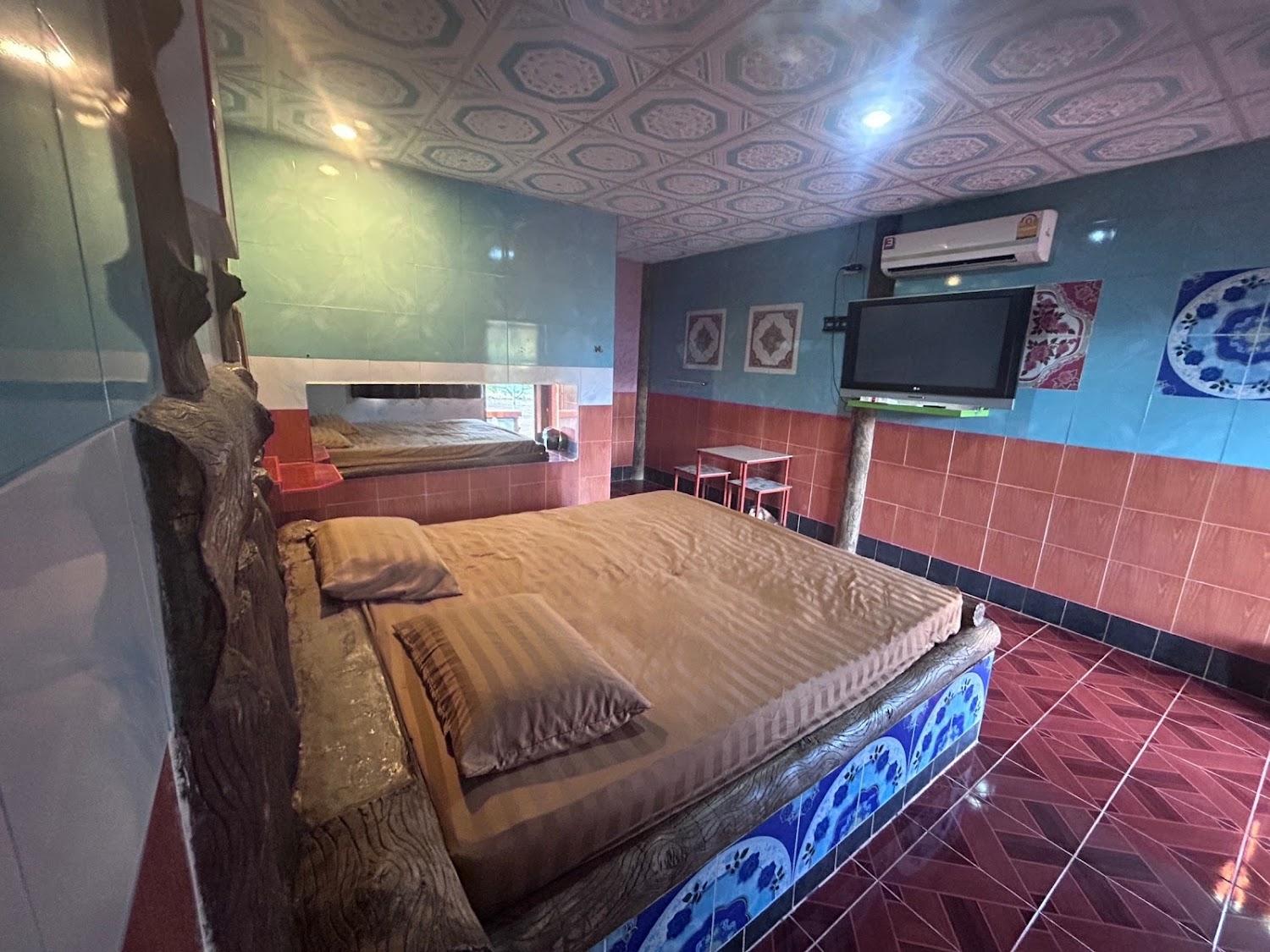 Cover Image for Phloi Inn