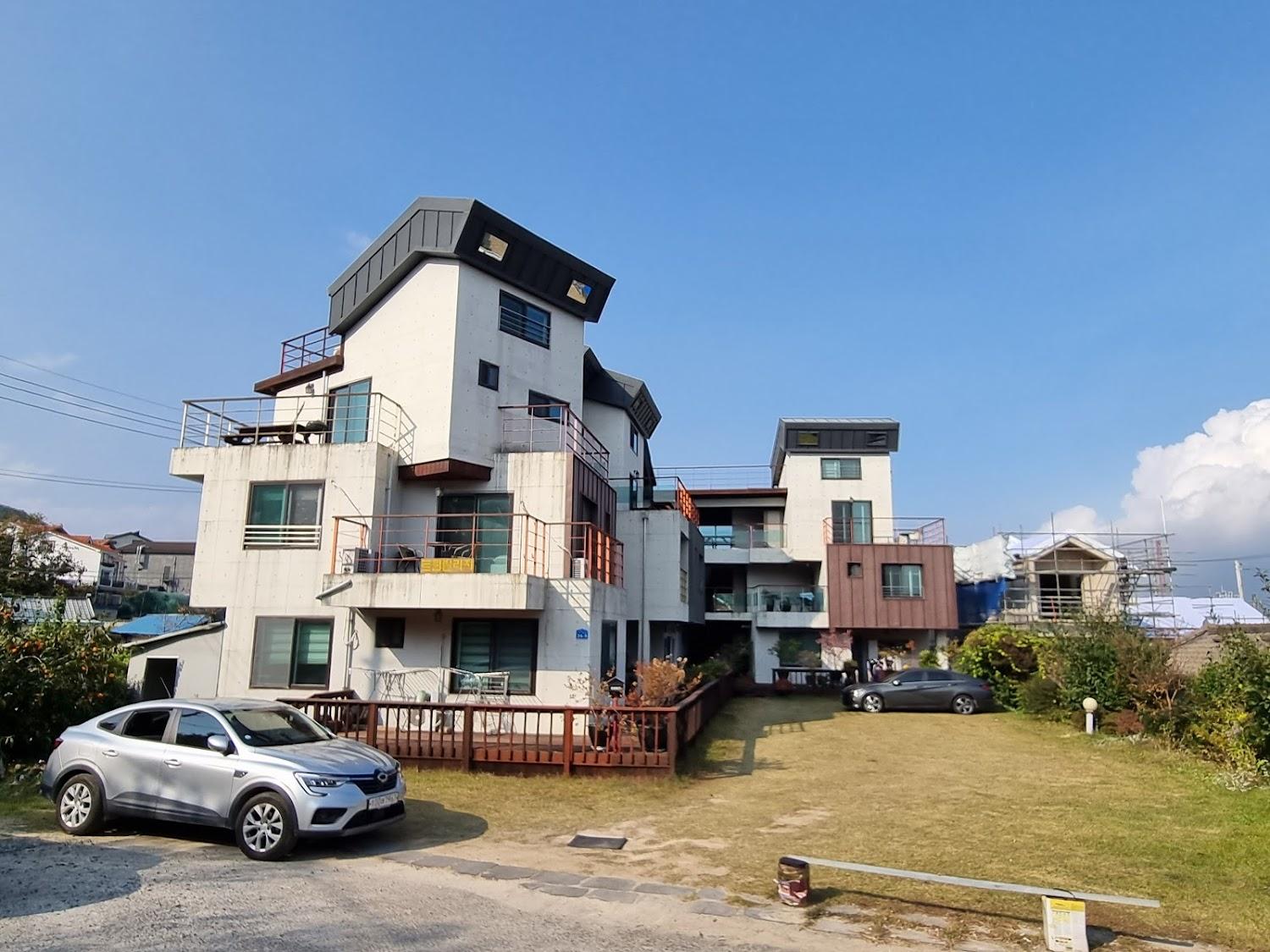 Cover Image for Twin Village