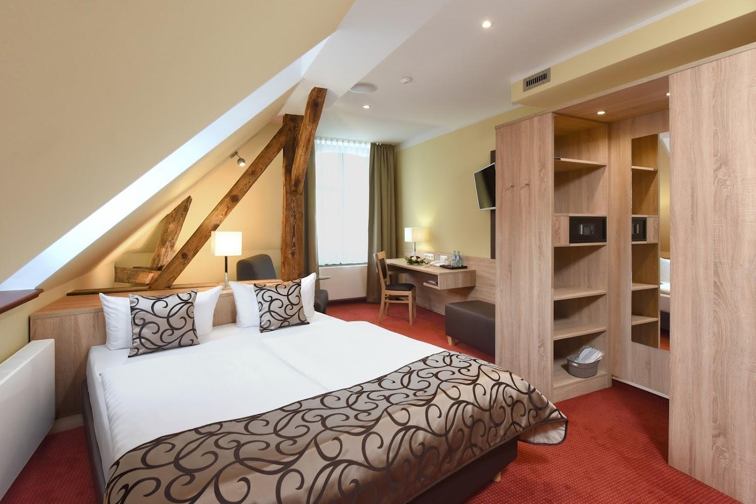 Cover Image for Port Inn Hotel