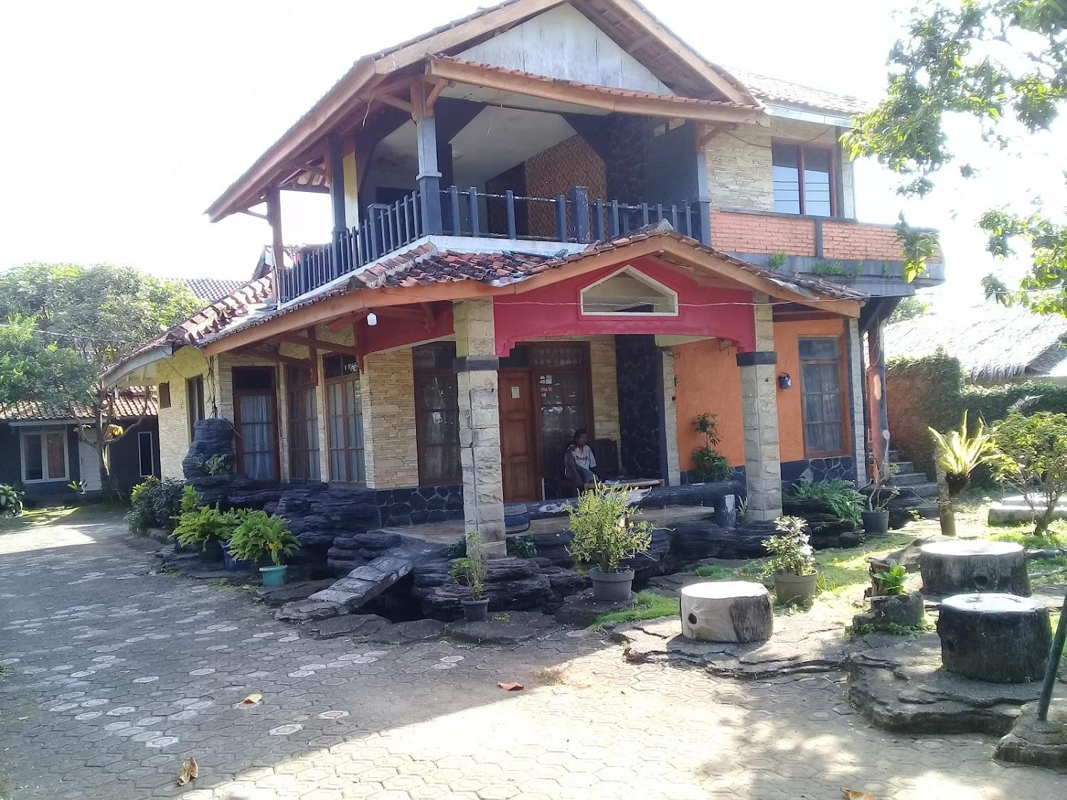 Cover Image for Pondok Familia
