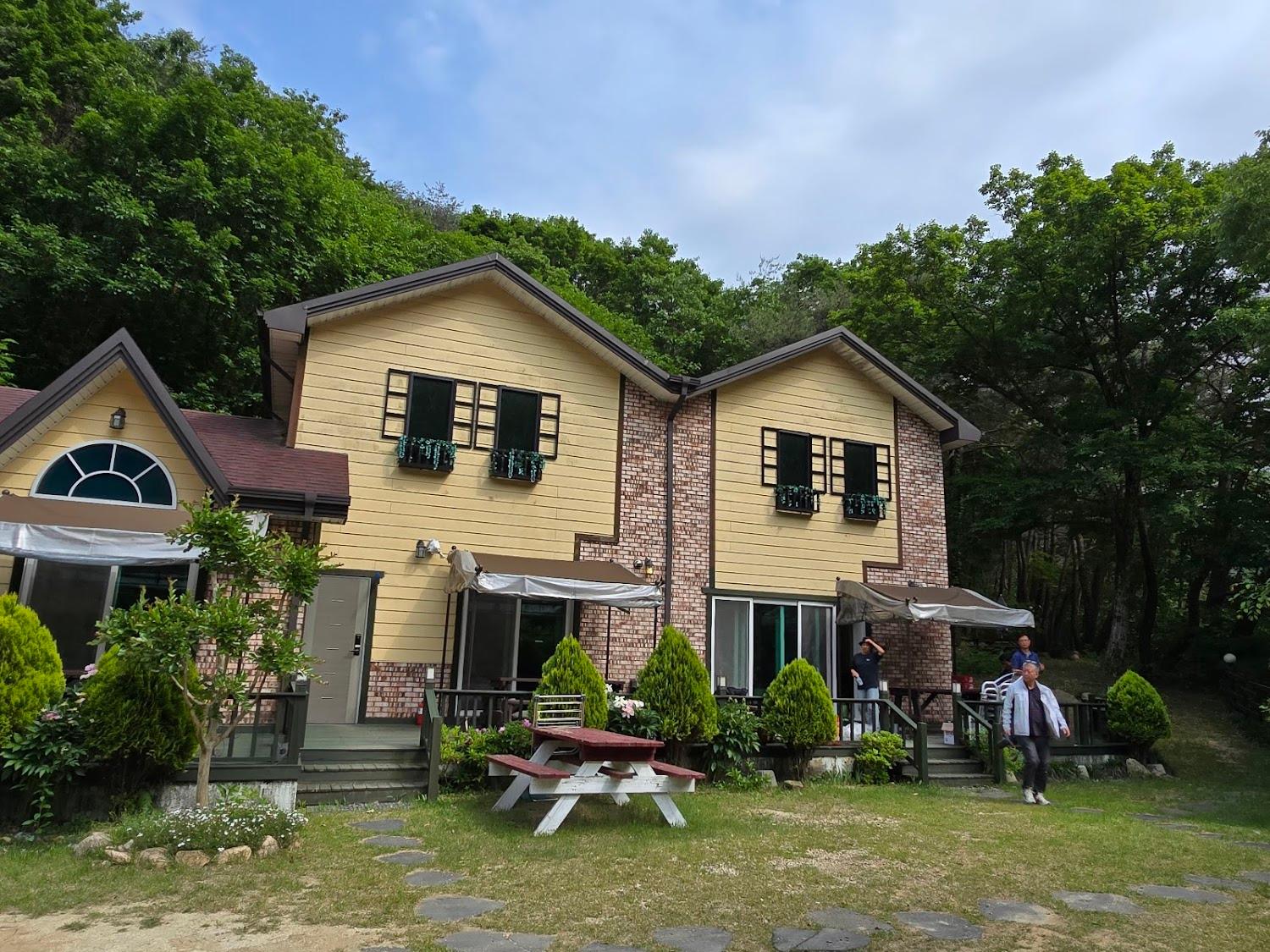 Cover Image for 솔수펑이펜션