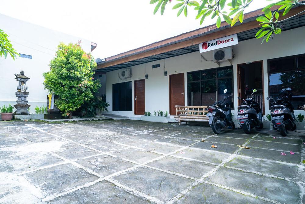 Cover Image for RedDoorz Near Transmart Lombok Mataram