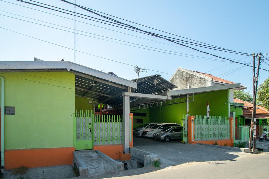 Cover Image for RedDoorz near Kejaksan Station Cirebon 2