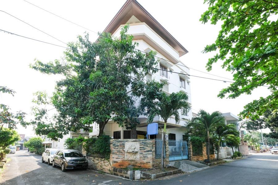 Cover Image for RedDoorz Plus near Simpang Lima