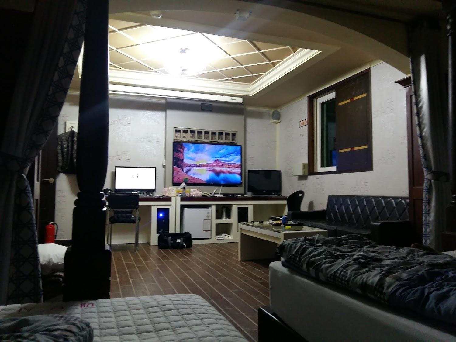 Cover Image for Novios Motel