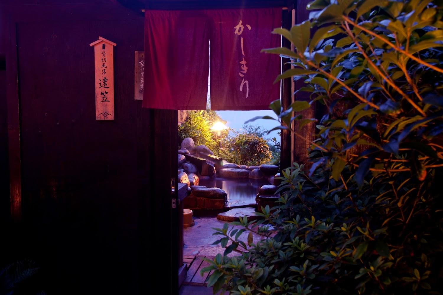 Cover Image for Hiina Hotel