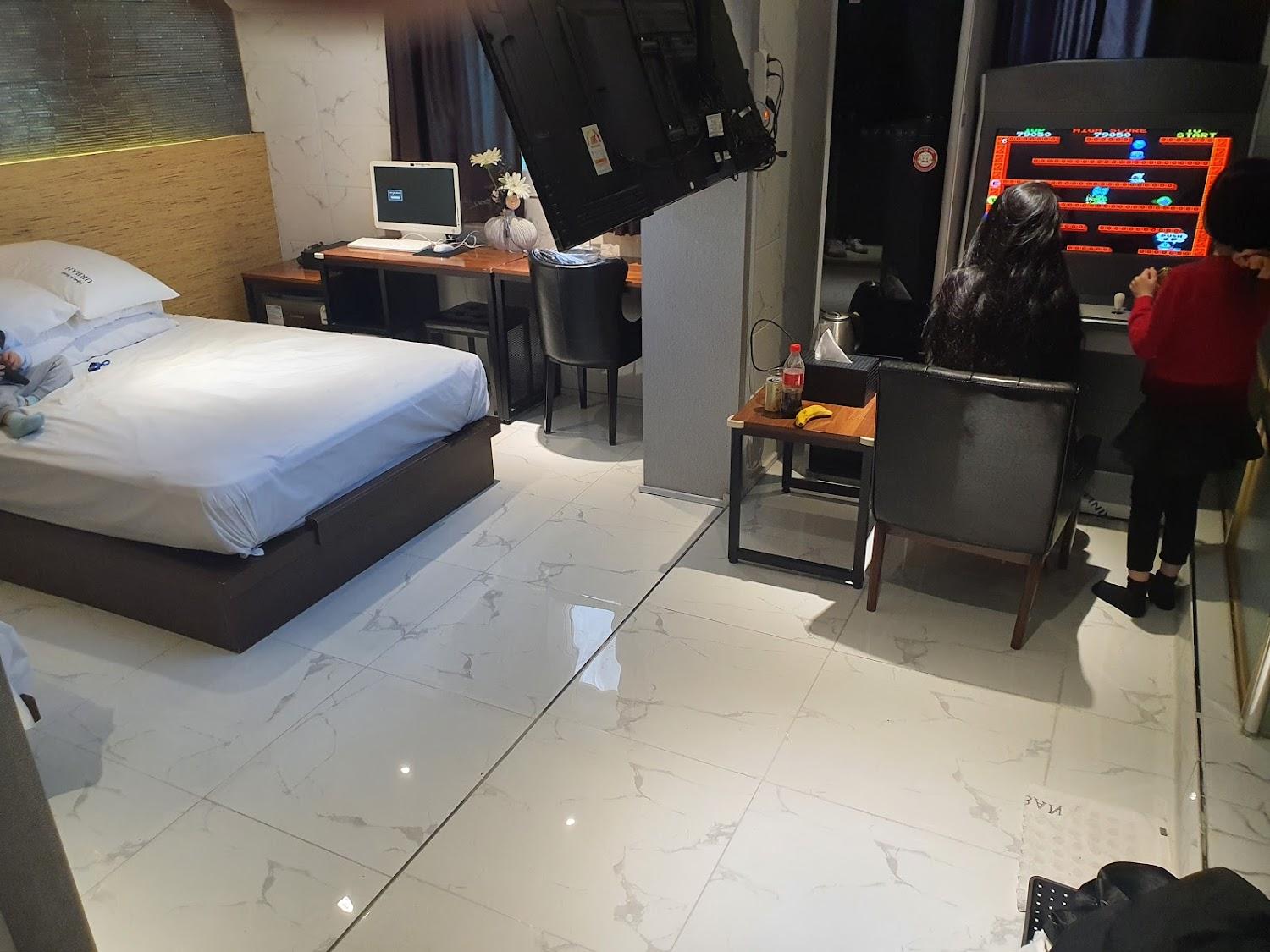 Cover Image for URBAN HOTEL