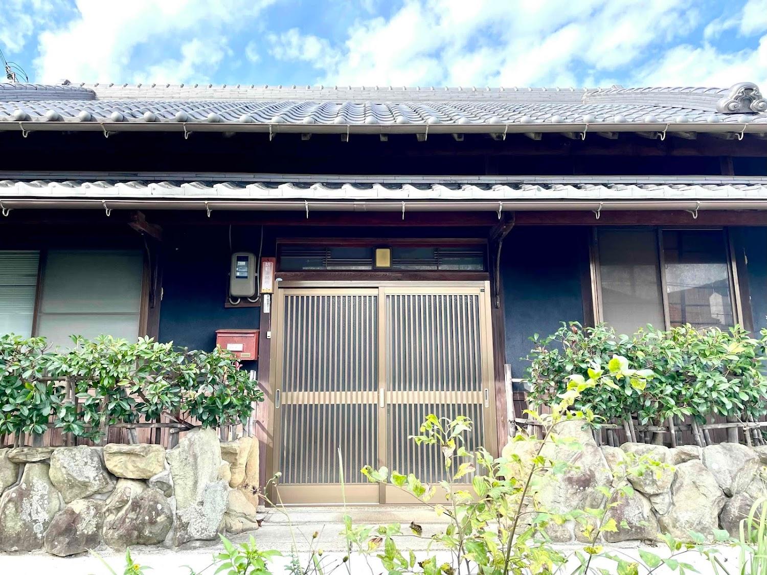 Cover Image for INNAHOUSE ANDAGALLERY