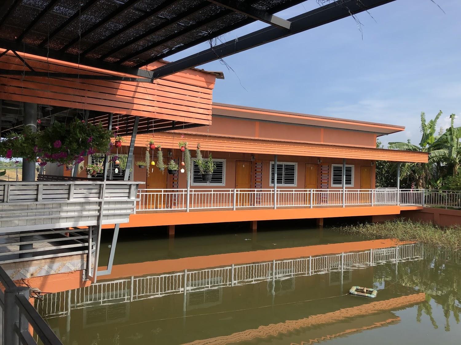 Cover Image for ชมพูกลางทุ่งรีสอร์ท