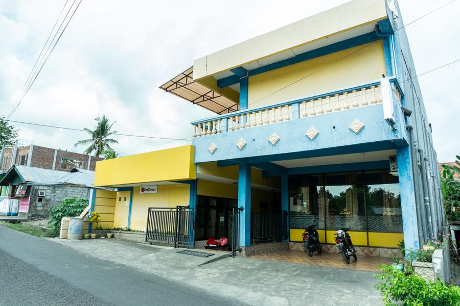 Cover Image for RedDoorz near H. Hasan Aroeboesman Airport
