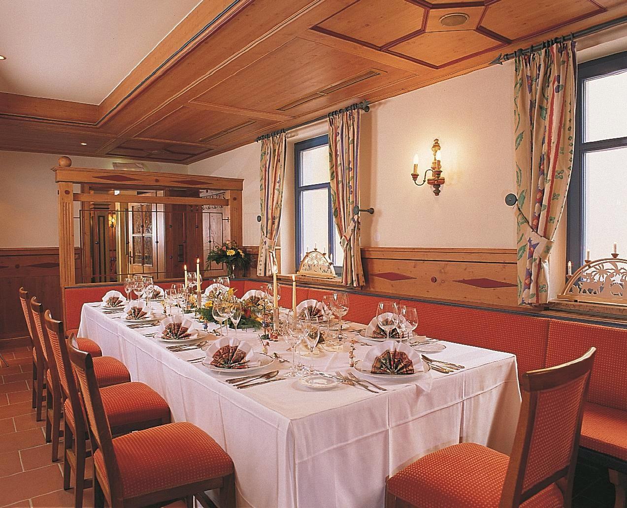 Cover Image for Buntes Haus Seiffen - Hotel Erbgericht - das traditionsreichste Gasthaus im Spielzeugdorf