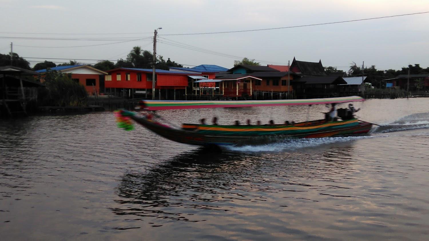 Cover Image for เรือนริมน้ำรีสอร์ท นนทบุรี