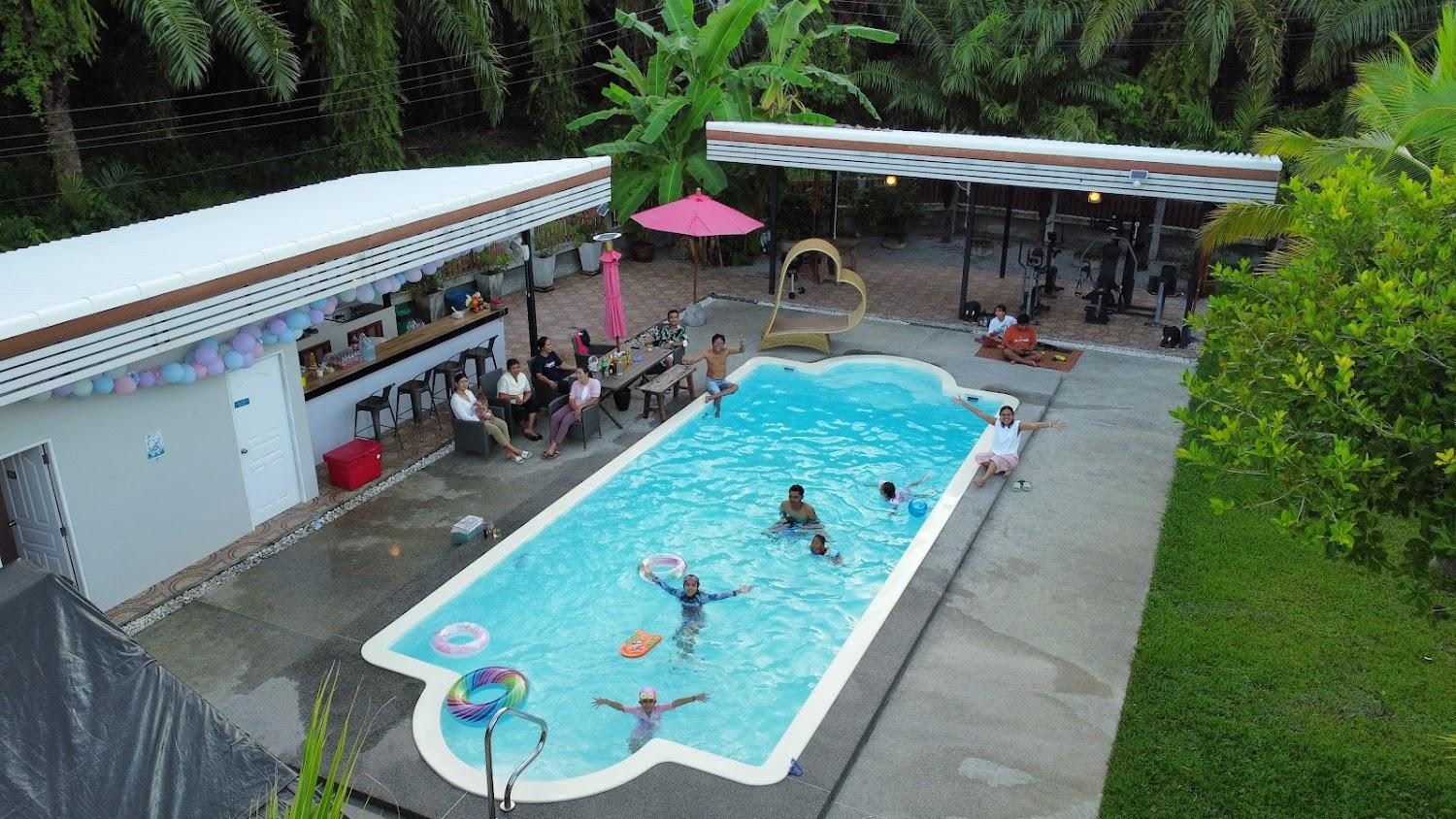 Cover Image for England House & Pool