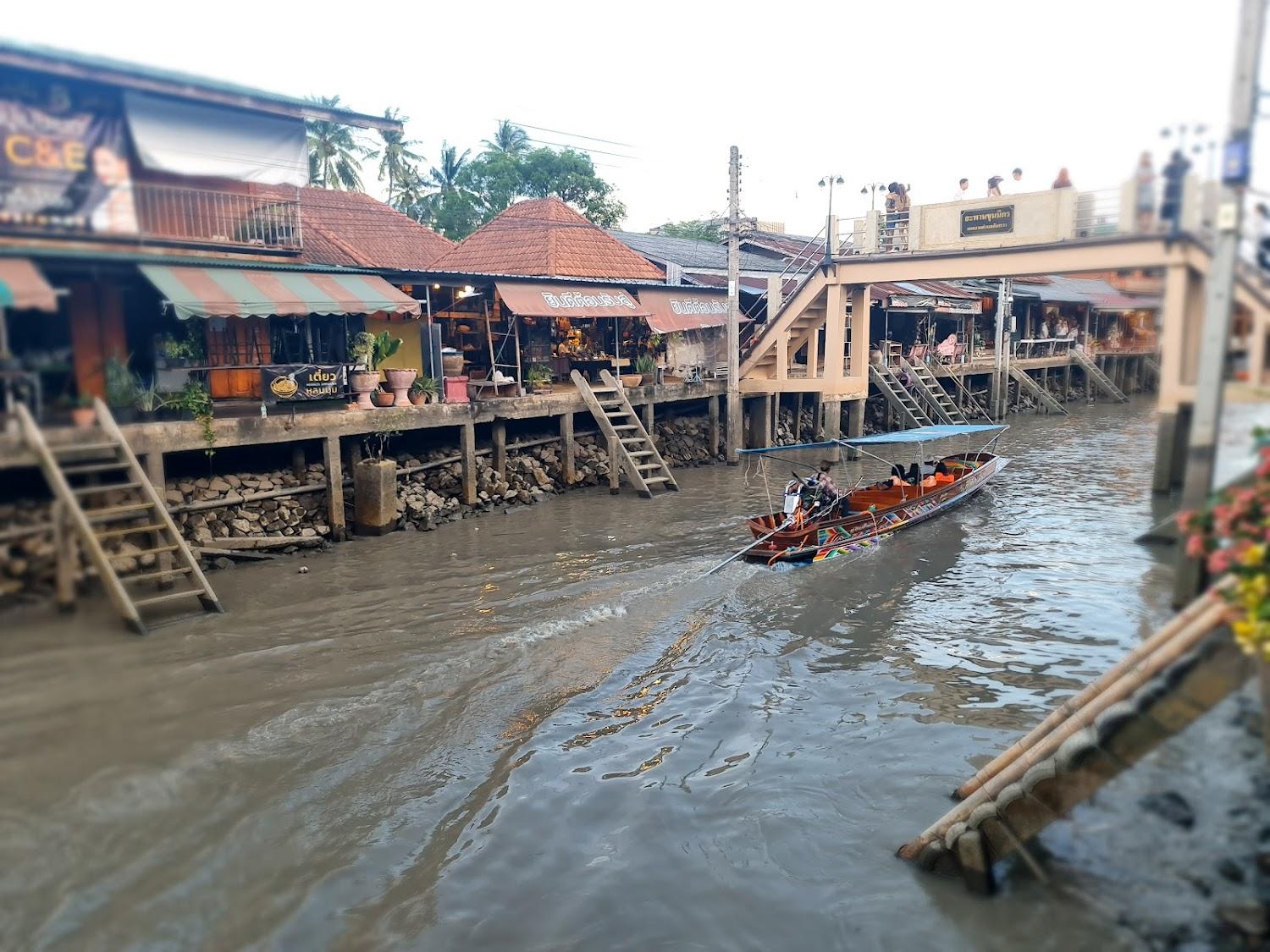 Cover Image for บ้านอิงสวน-เรือนอิงน้ำ อัมพวา