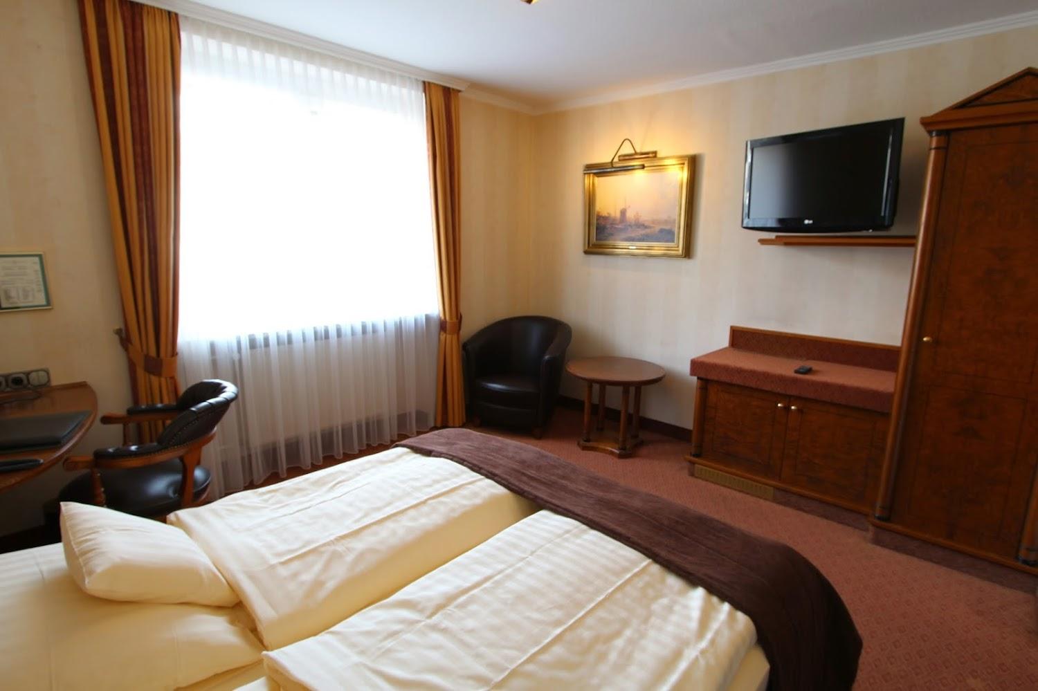Cover Image for Eden Hotel