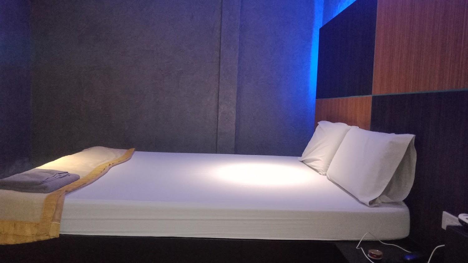 Cover Image for Sweet Hotel