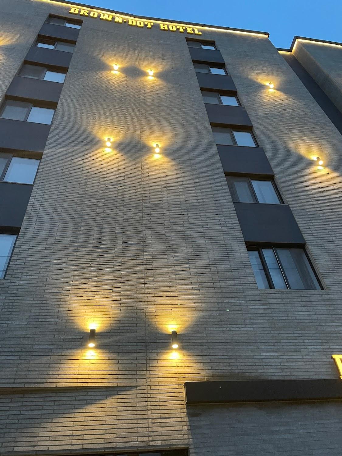 Cover Image for Brown-Dot Hotel