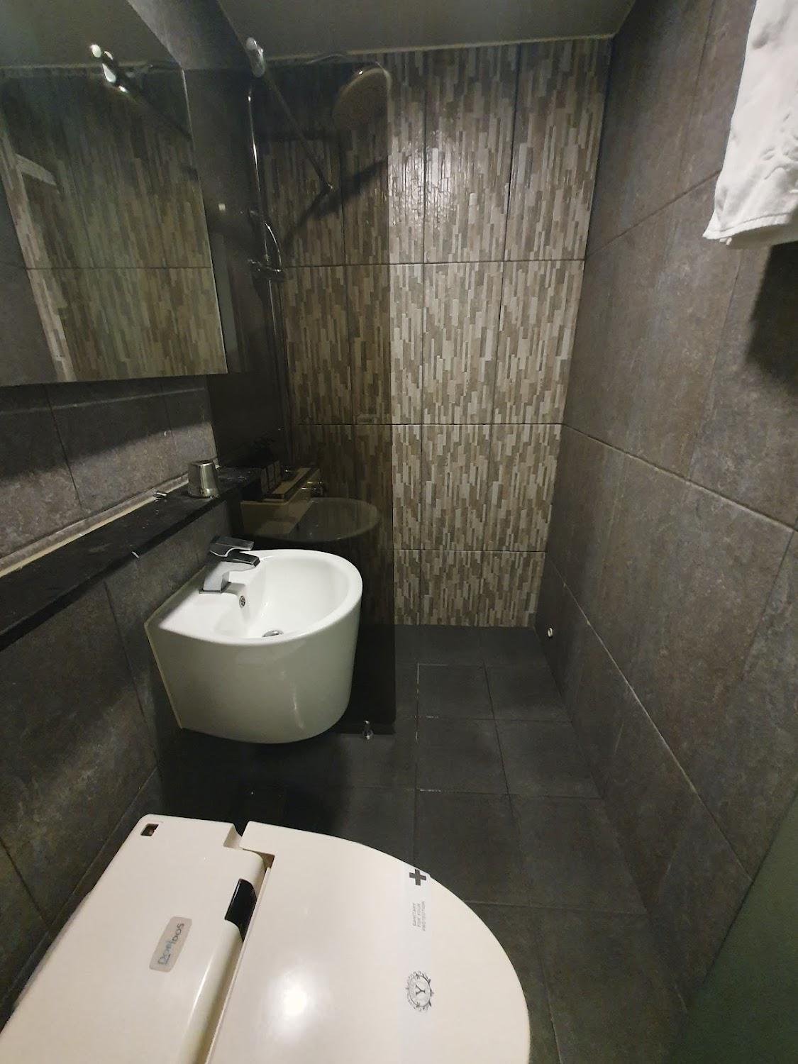 Cover Image for Y Hotel