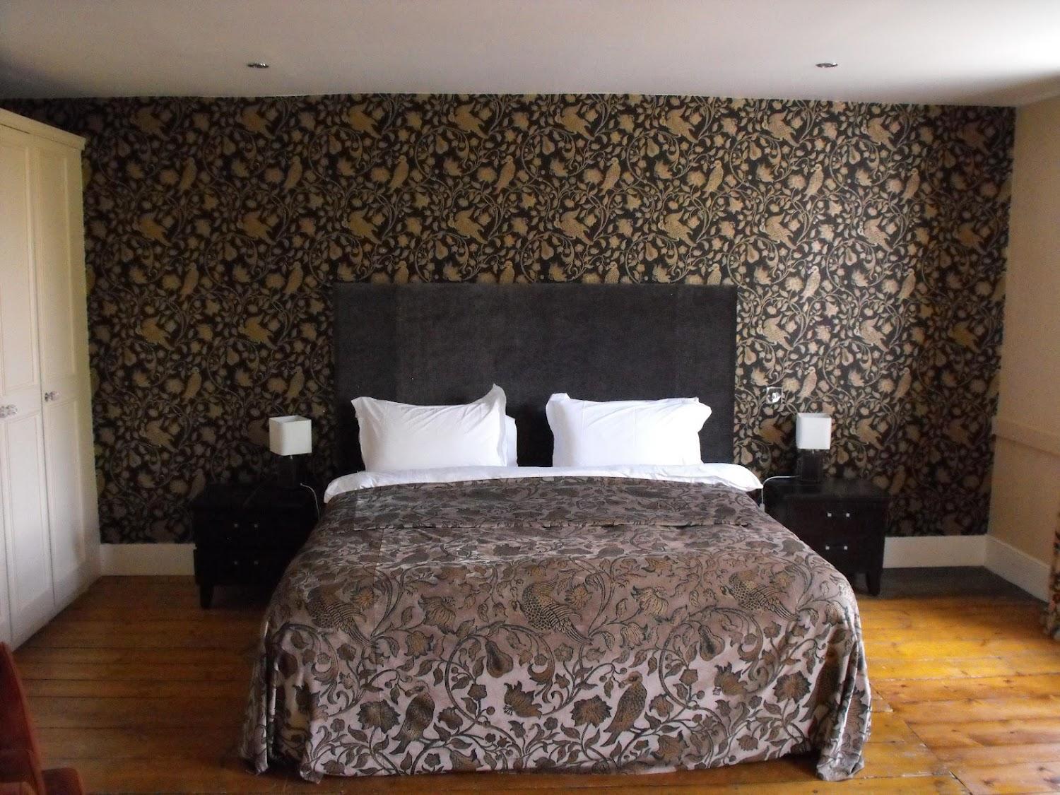 Cover Image for Chequers Hotel
