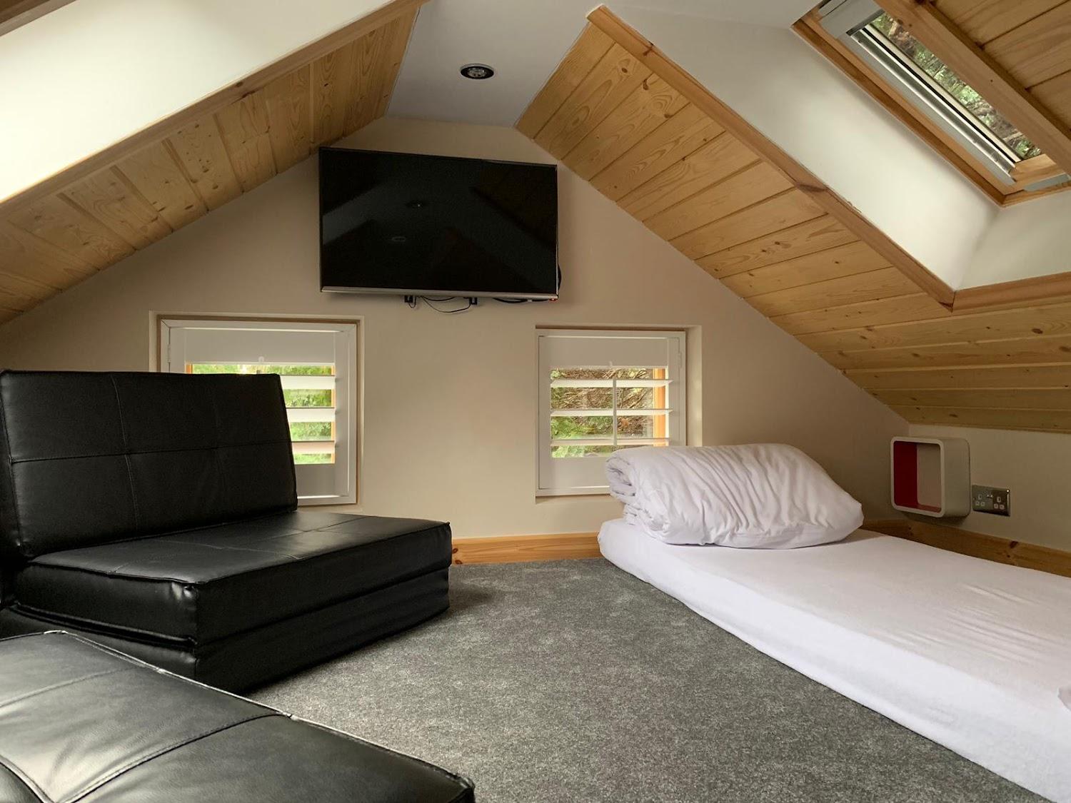 Cover Image for Alum chine log cabin