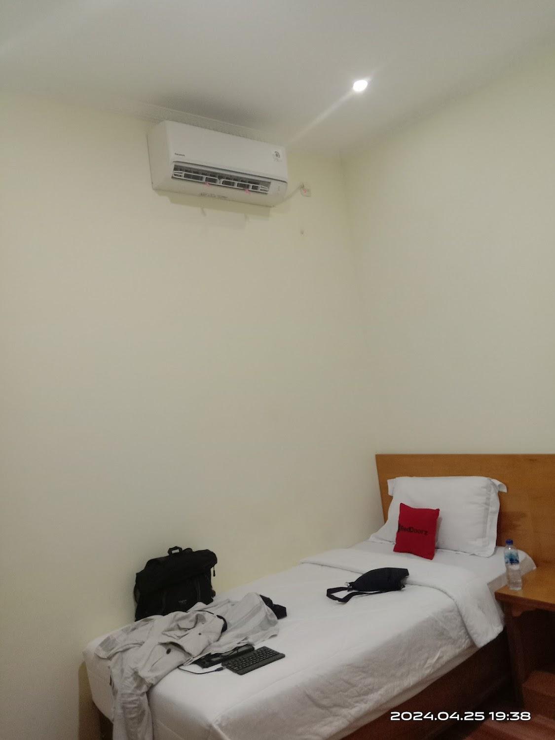 Cover Image for RedDoorz near Rita Supermall Purwokerto 2