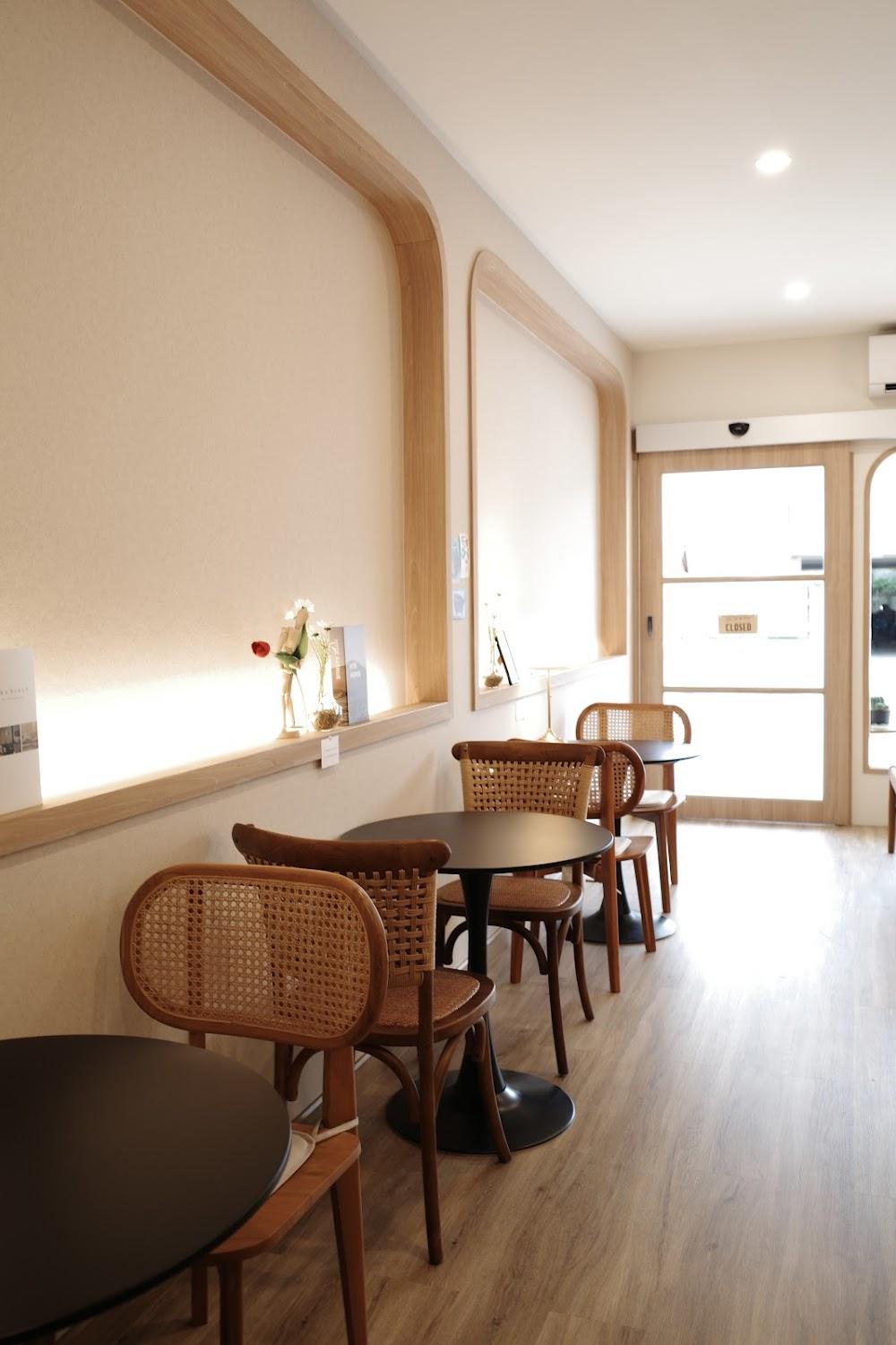 Cover Image for นาว คาเฟ่ แอนด์ โฮลเทล (NOW Cafe & Hostel)