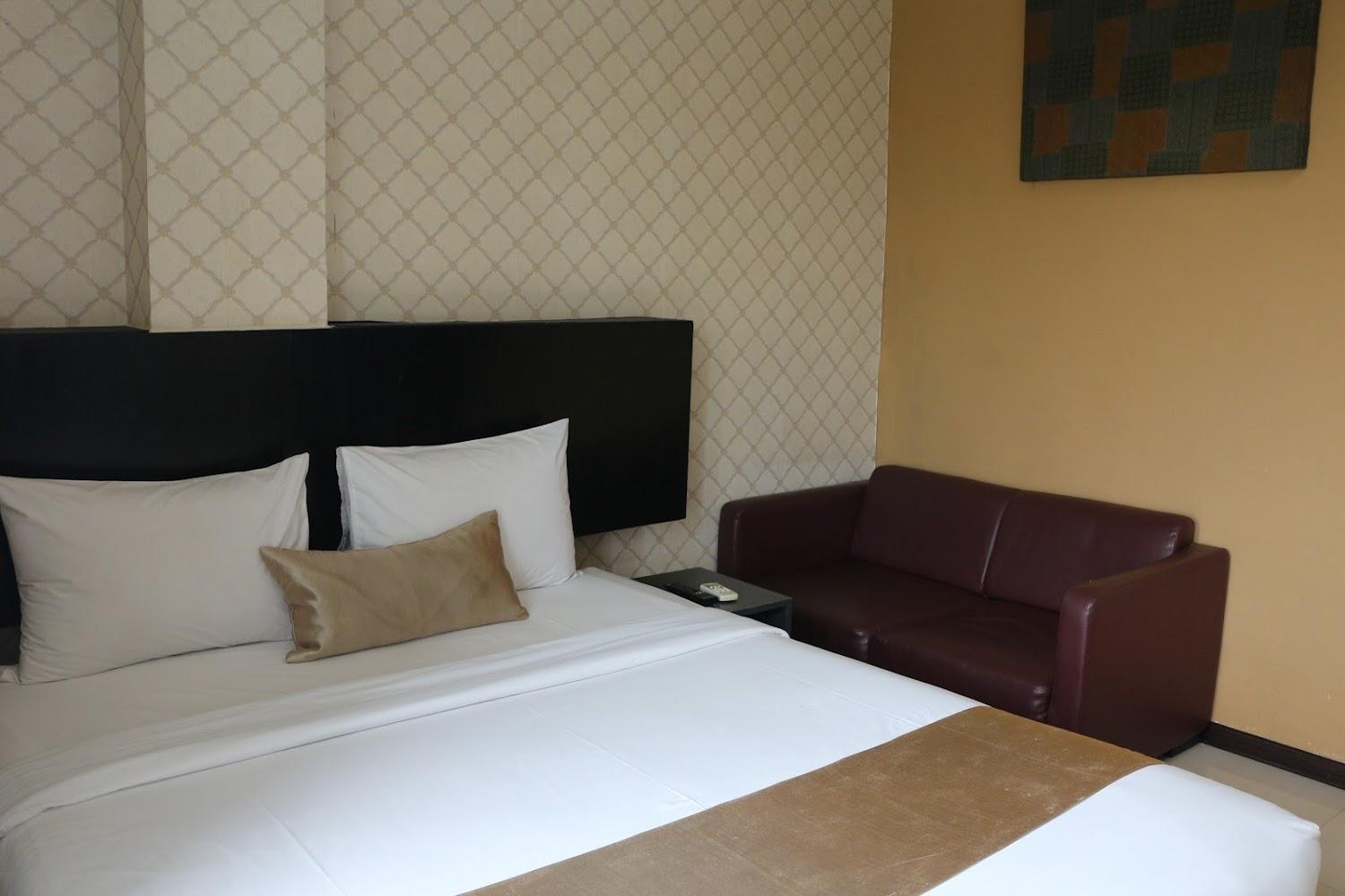 Cover Image for CREW EXPRESS HOTEL