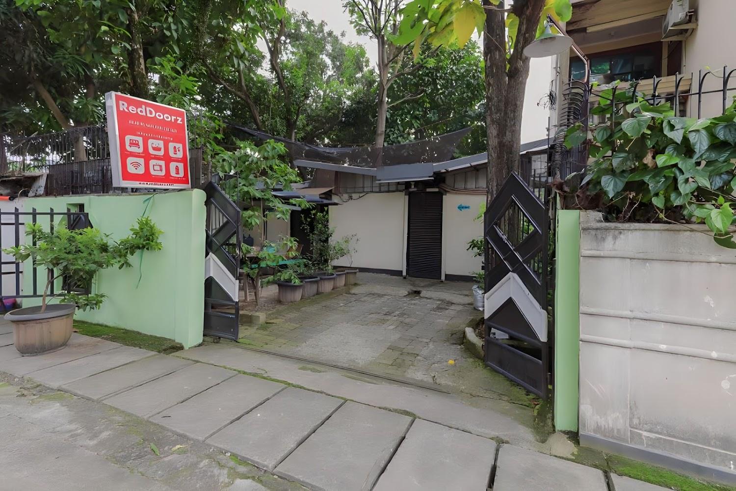 Cover Image for RedDoorz near RS Sari Asih Ciledug