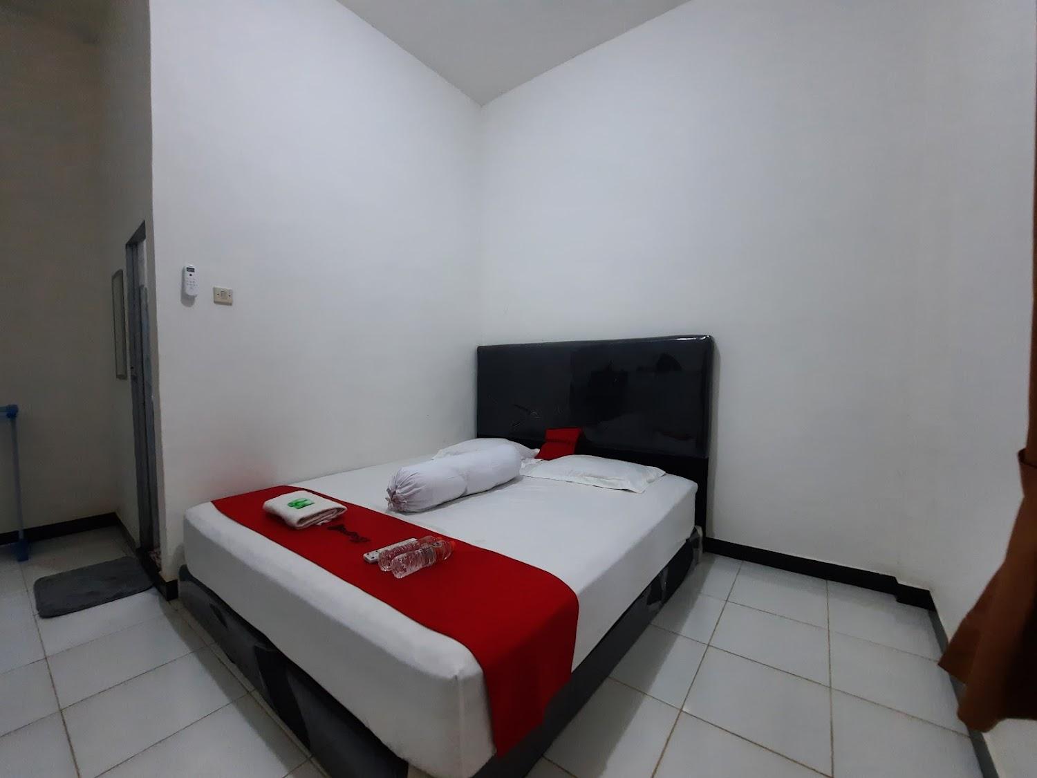 Cover Image for RedDoorz @ Permana Homestay near Supadio Airport Pontianak