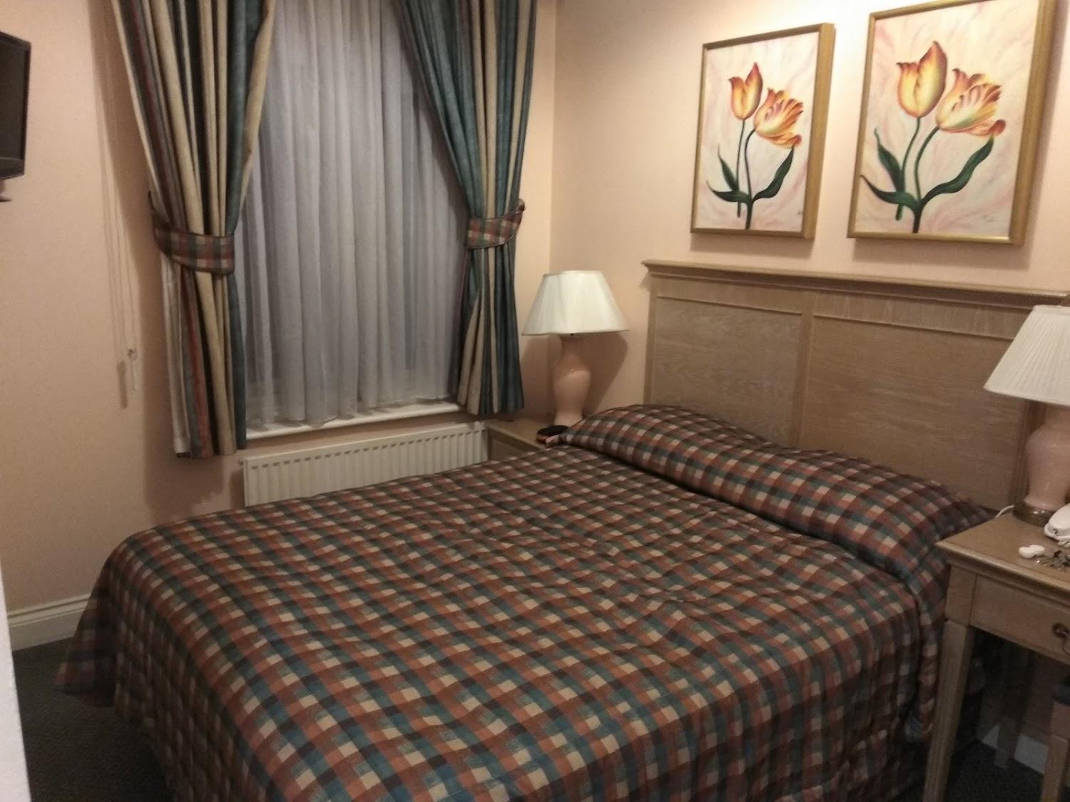 Cover Image for Her Majesty Hotel
