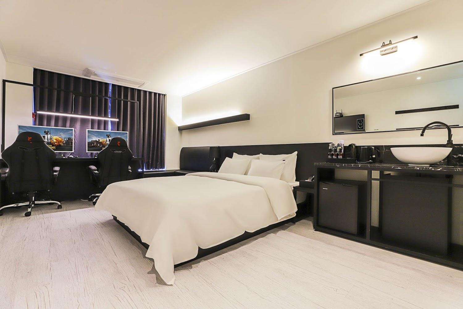 Cover Image for Gray Hotel