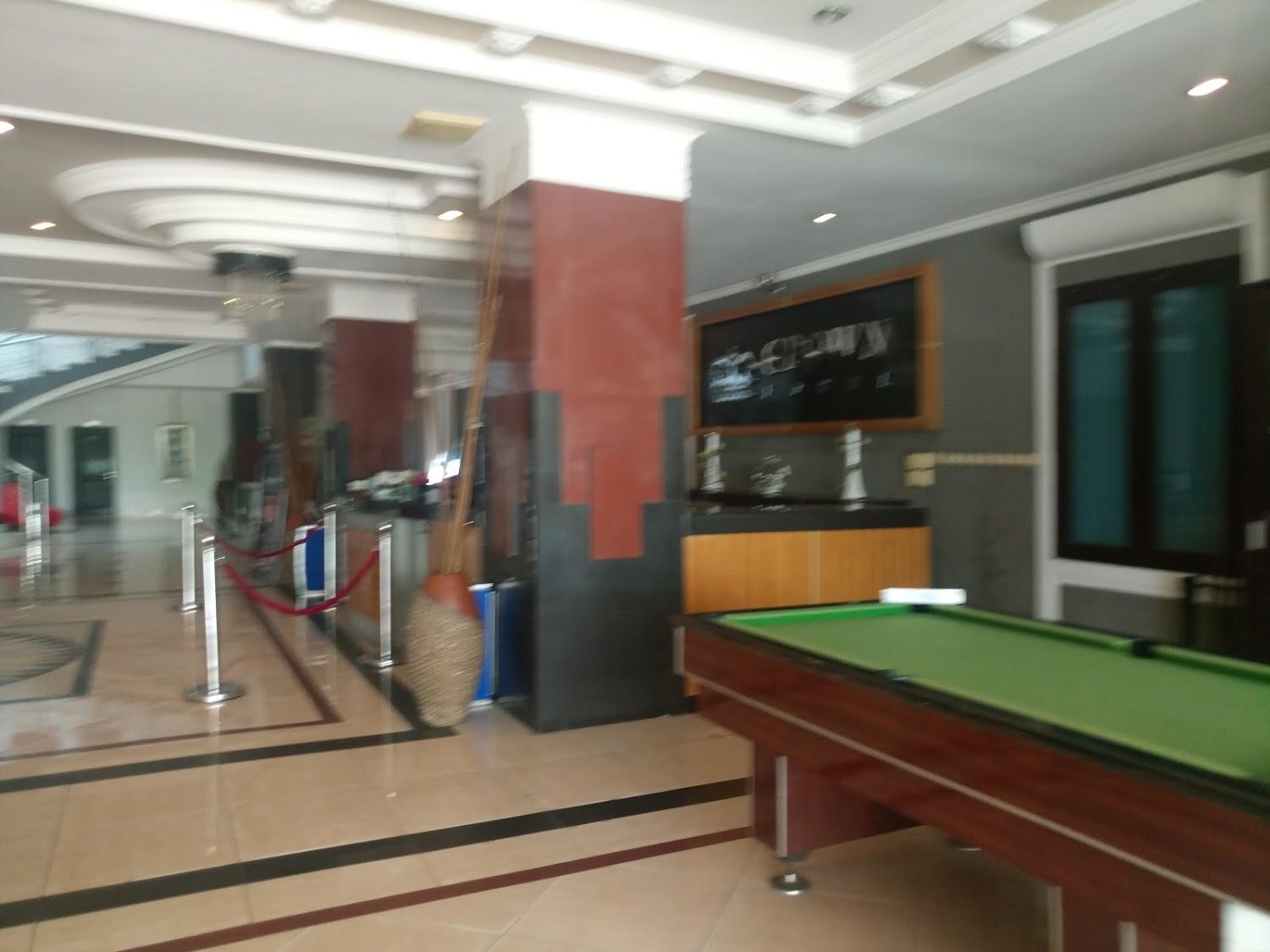 Cover Image for Crown Hotel