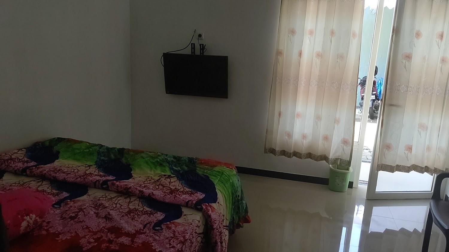 Cover Image for Griya Rahayu Guesthouse Mitra RedDoorz near Jatim Park 2 Batu