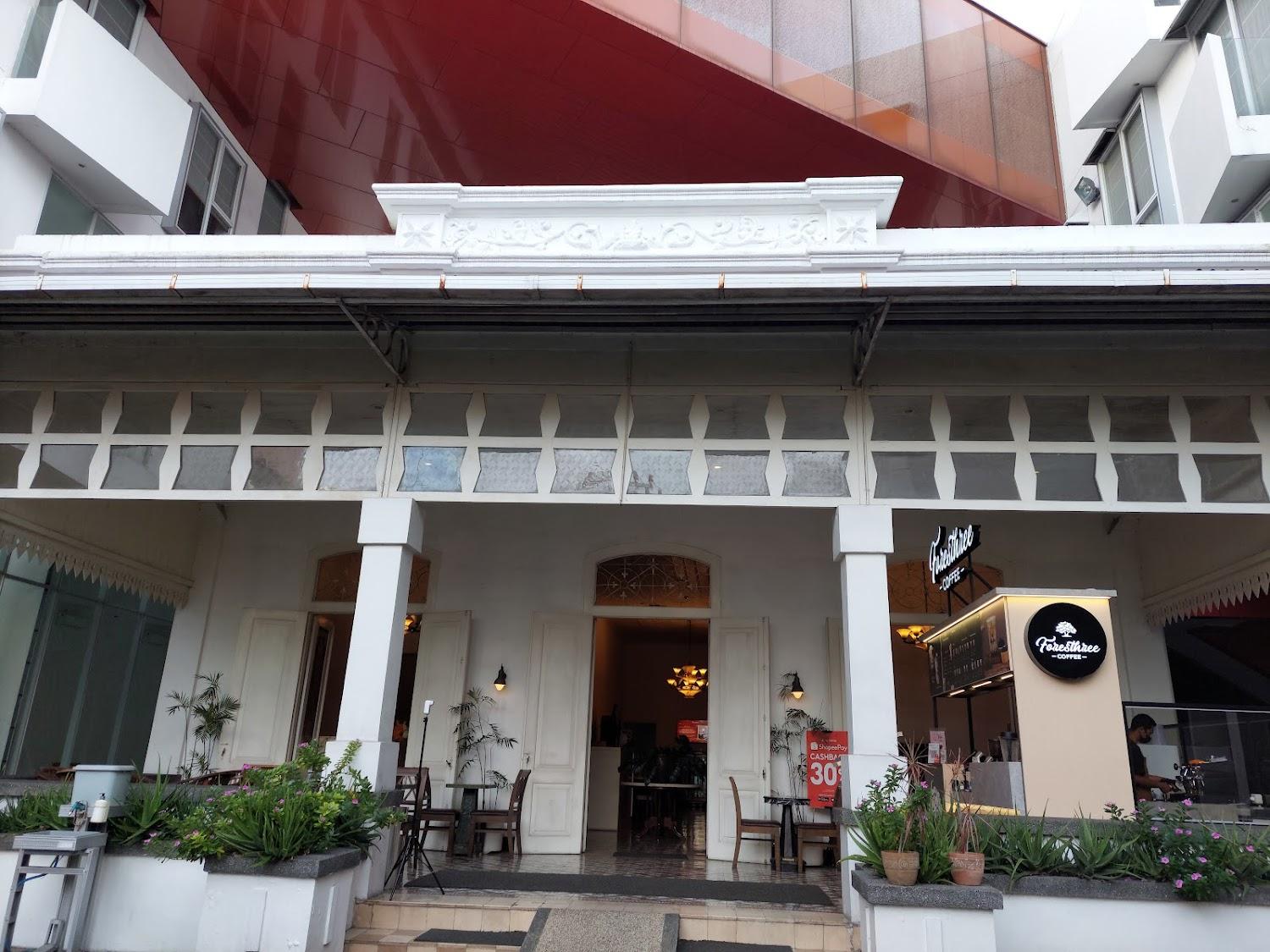 Cover Image for The Alimar Hotel