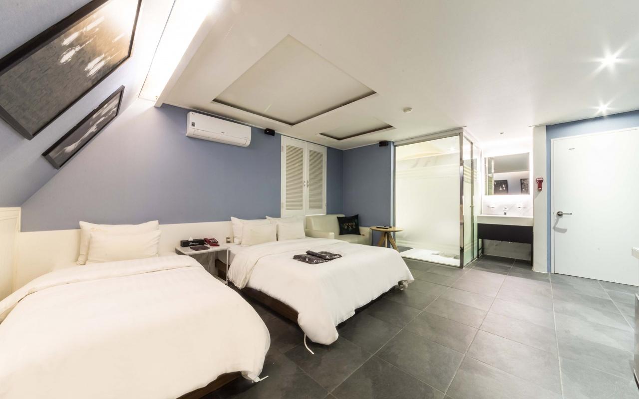 Cover Image for Sixty Motel