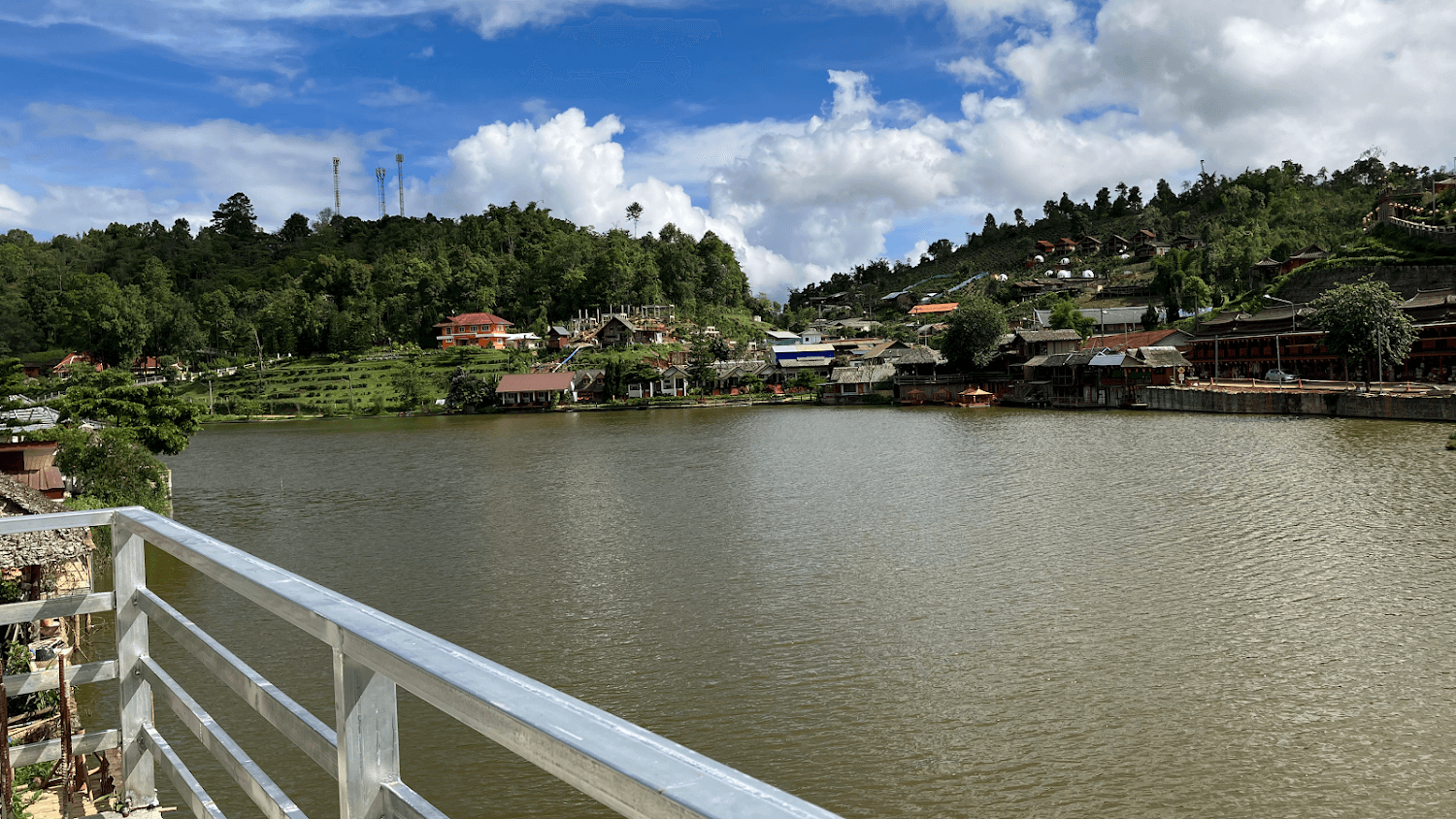 Cover Image for ม่านหมอก รักไทย
