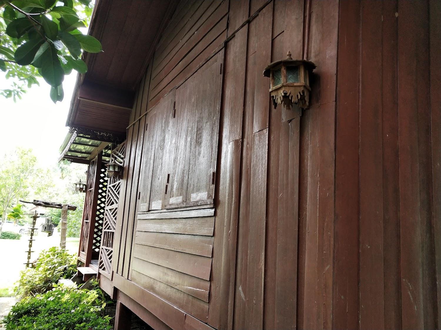 Cover Image for เรือนไม้อรอนงค์